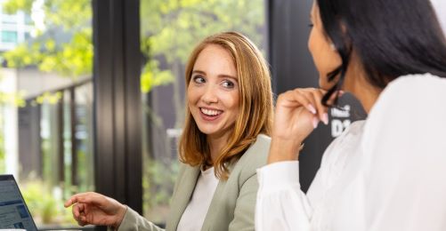 Zwei Frauen im Gespräch