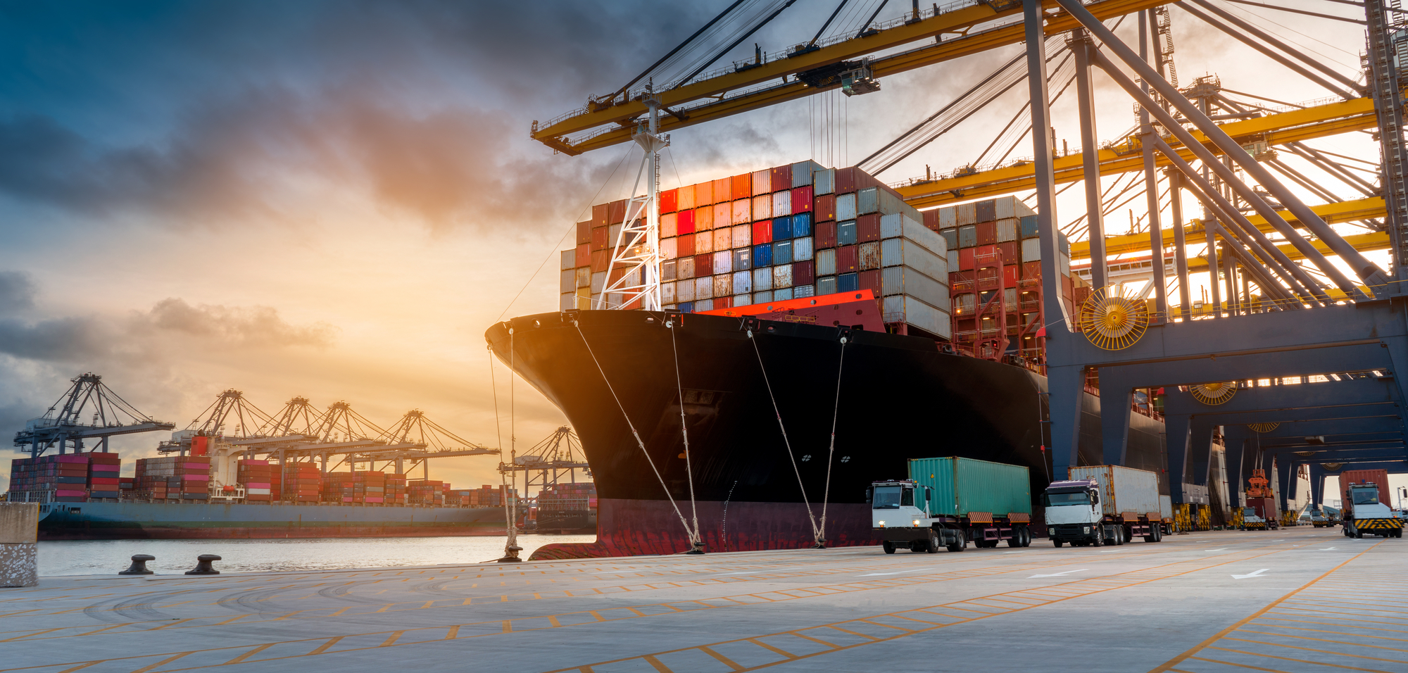 Hafen mit Containerschiff