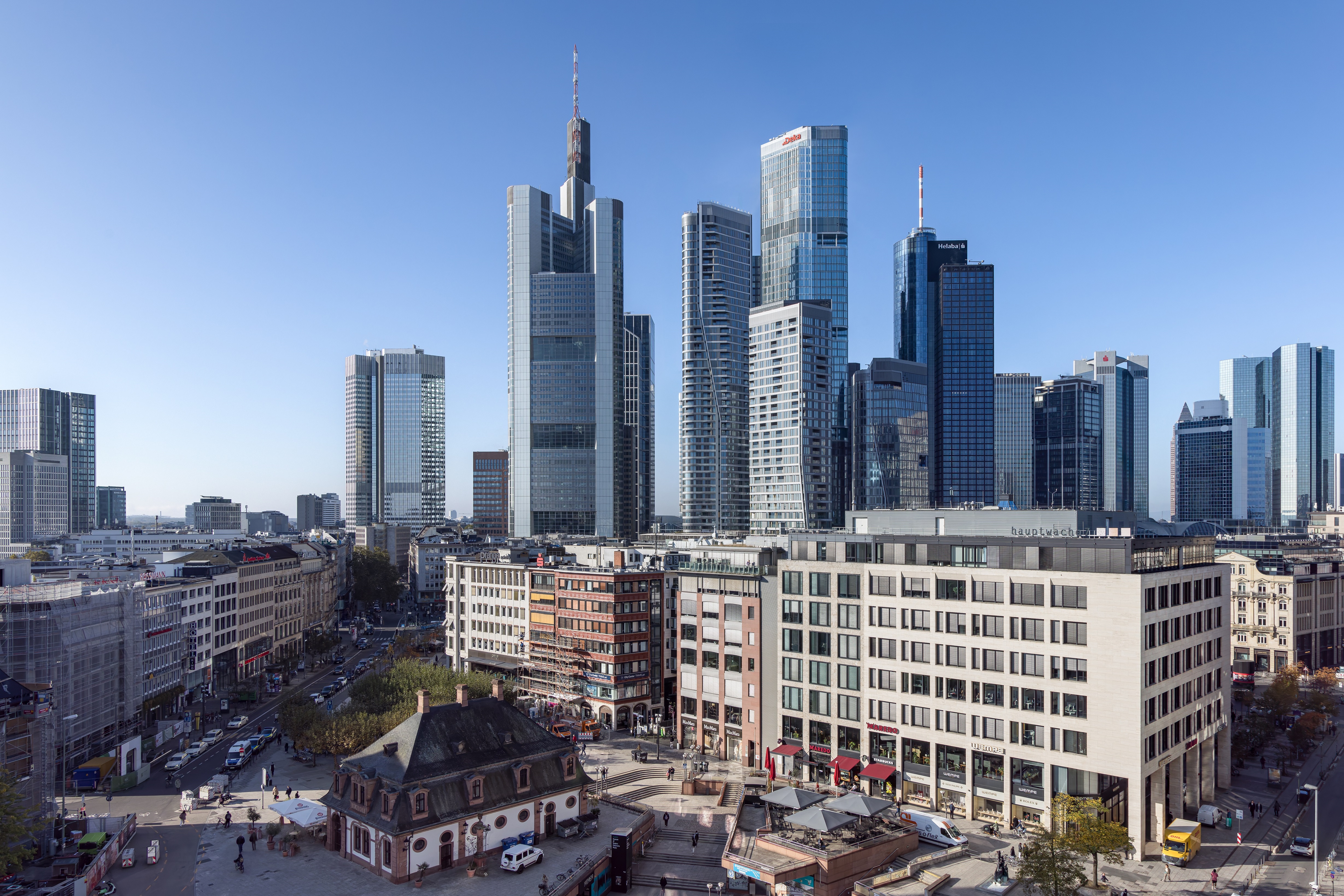 Skyline von Frankfurt am Main, darin der Turm 1 des FOUR mit dem Deka-Logo