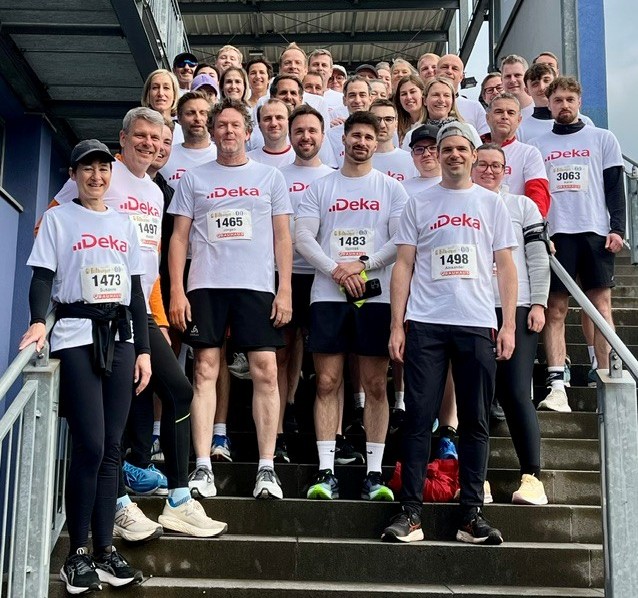 Foto von mehreren Menschen mit Deka T-Shirts