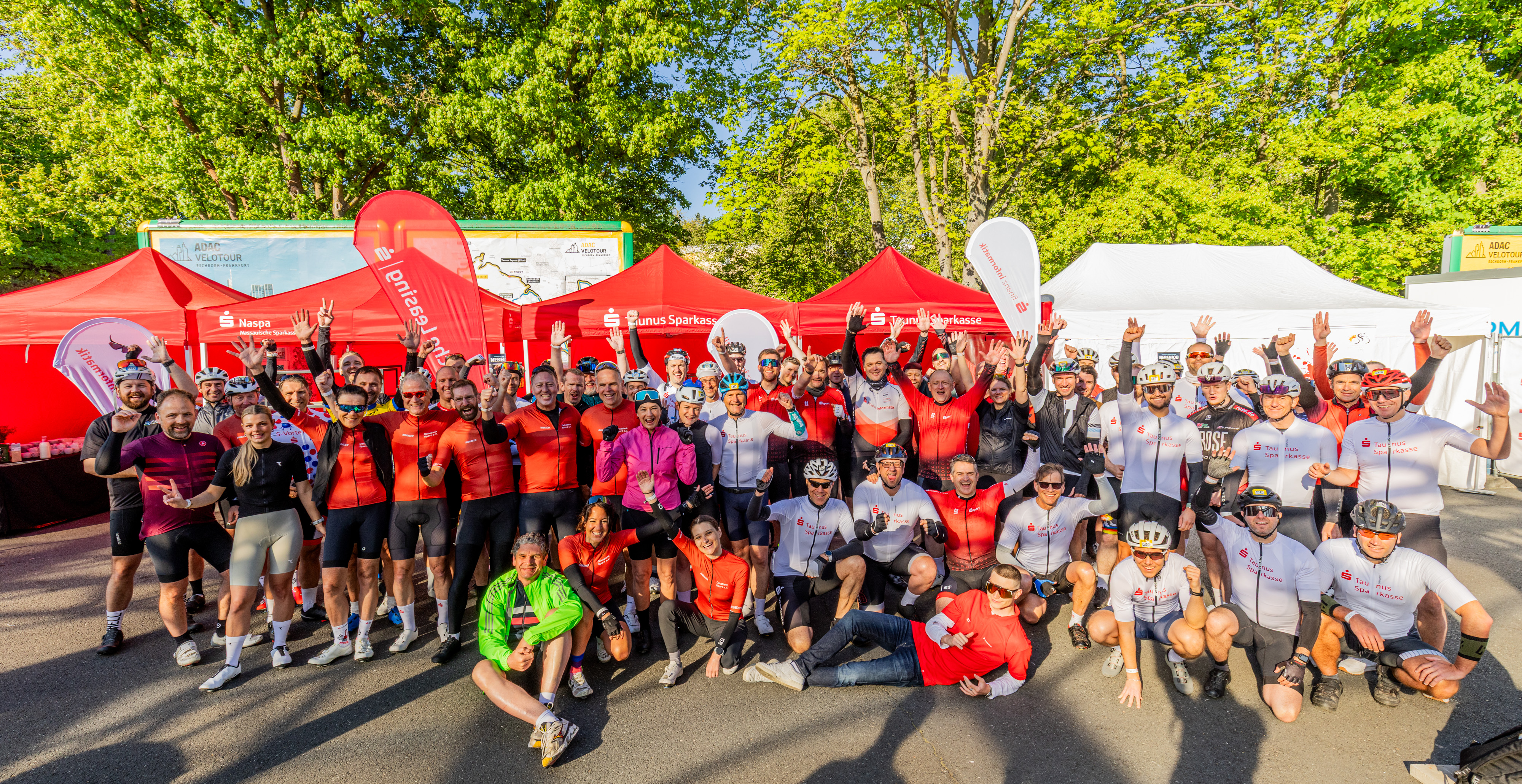 Gruppenfoto von mehreren Personen, die in Kamera schauen