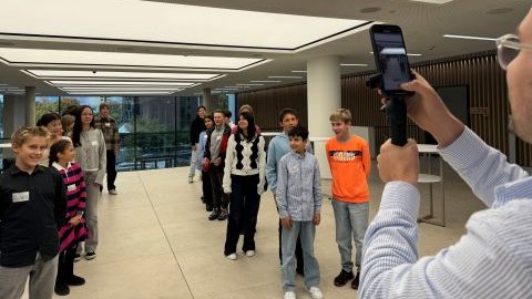 Kinder werden mit einem Smartphone gefilmt