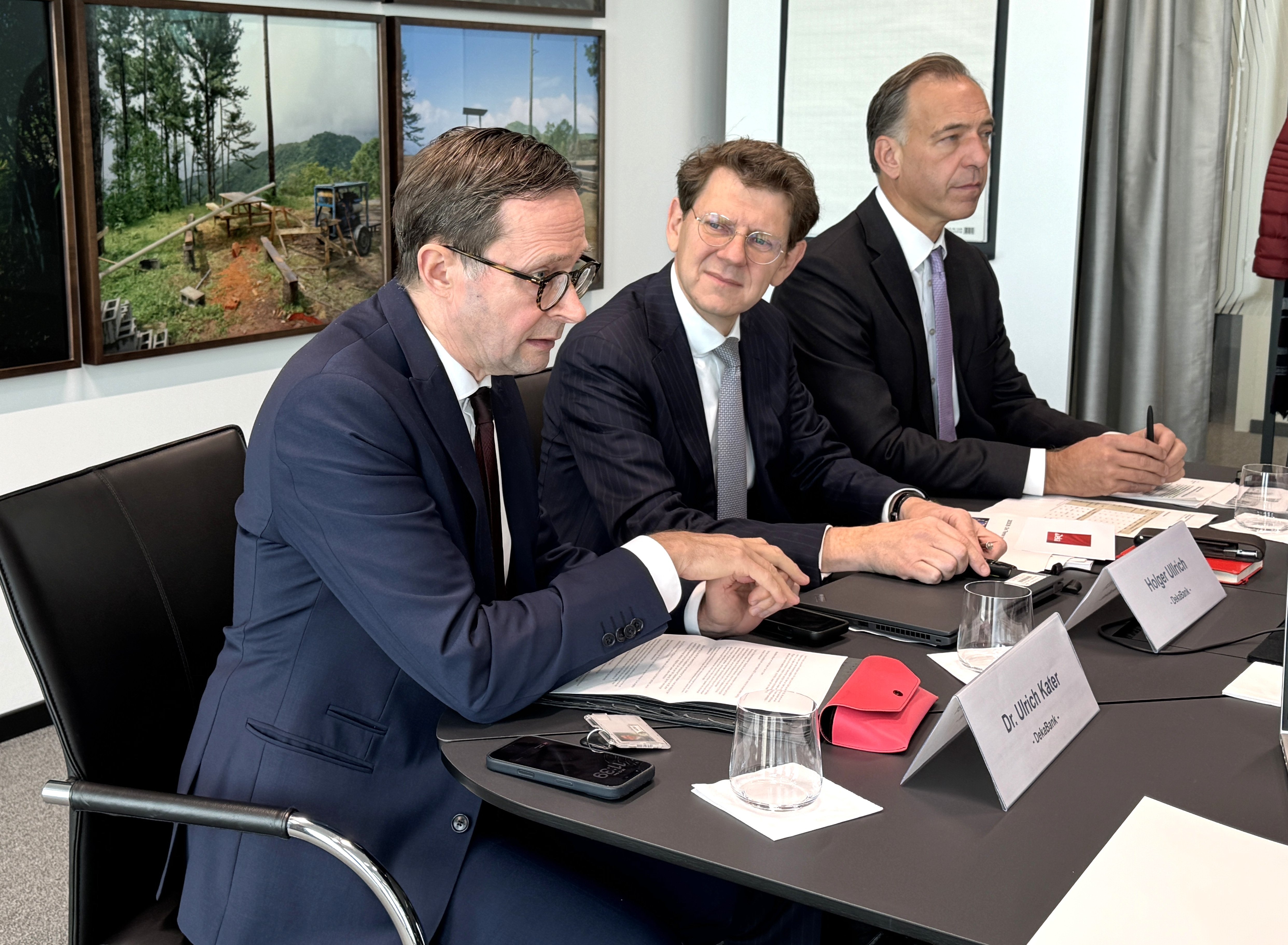 Drei Deka-Mitarbeiter sitzen am Konferenztisch und sind im Gespräch