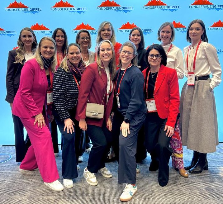 Gruppenfoto der Deka-Teilnehmerinnen beim Fondsfrauen Gipfel