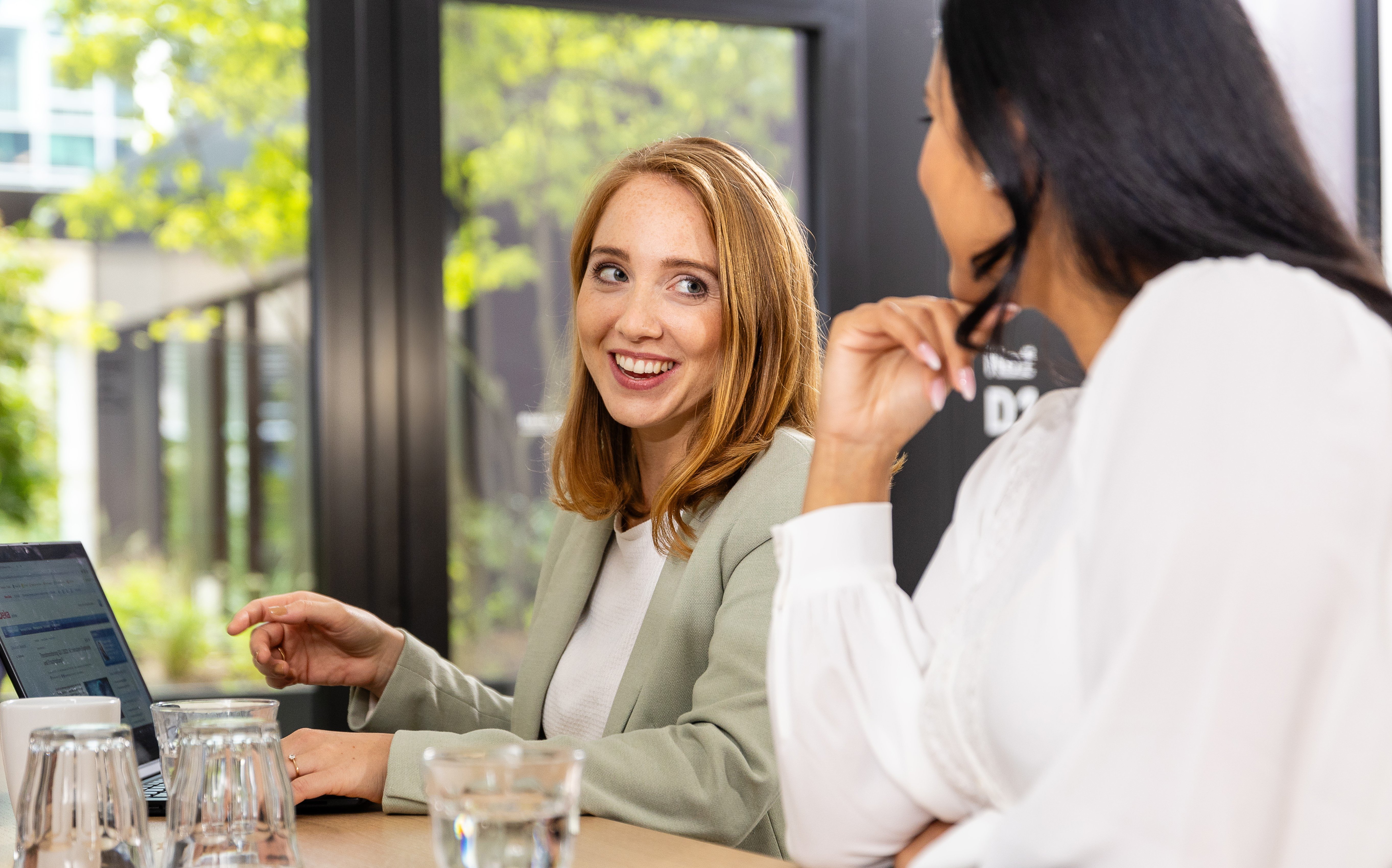 Zwei Frauen im Gespräch
