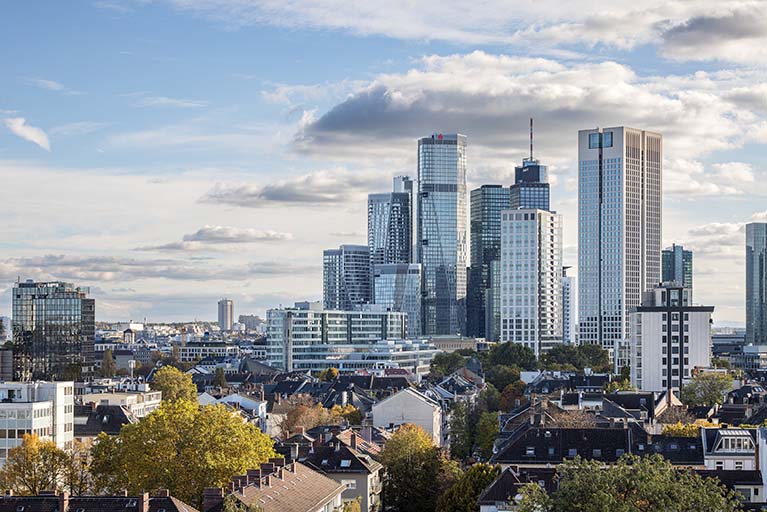 Skyline von Frankfurt am Main, darin der Turm 1 des FOUR mit dem Sparkassen-Logo