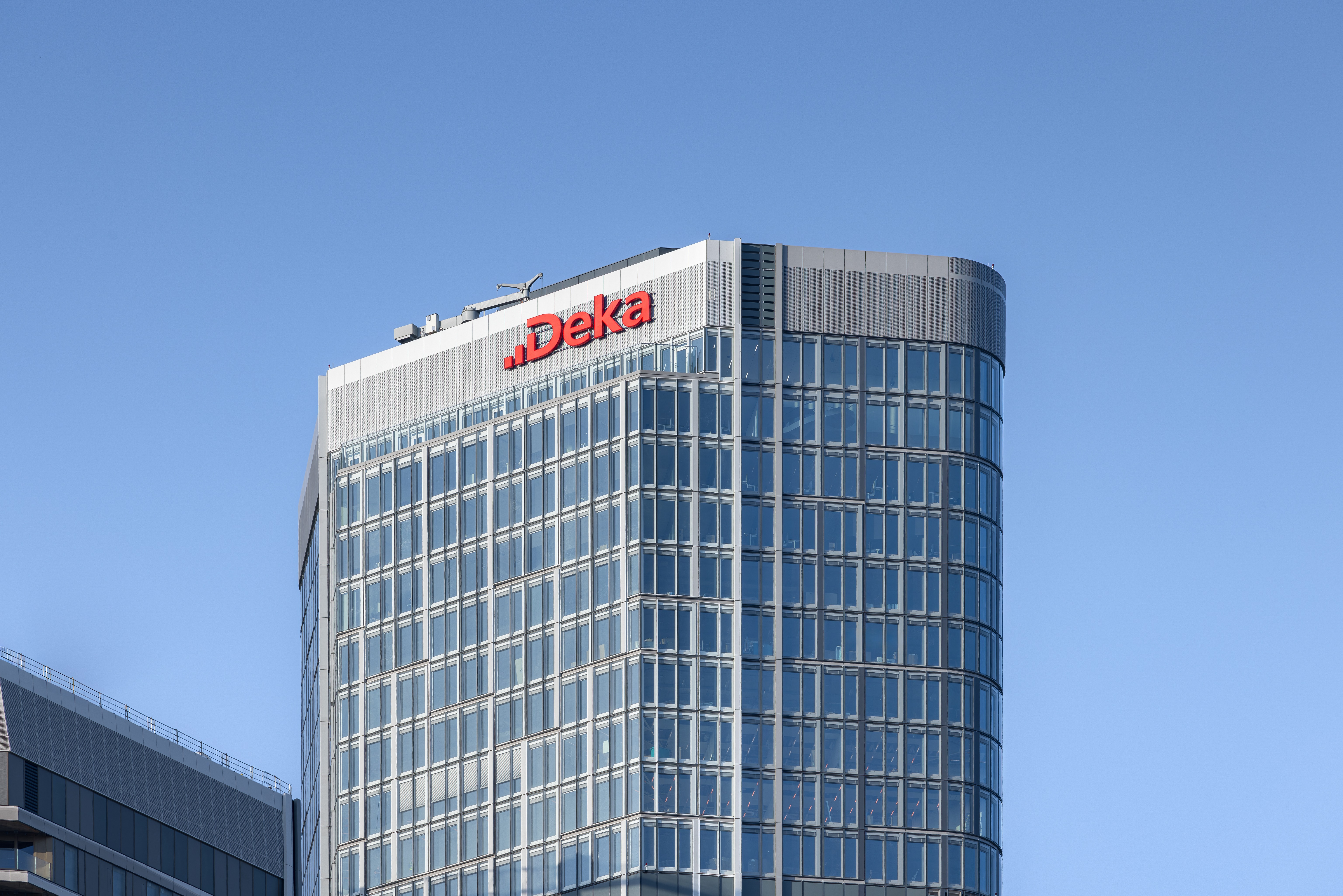 Ansicht des Deka-Logos am Turm 1 des FOUR 